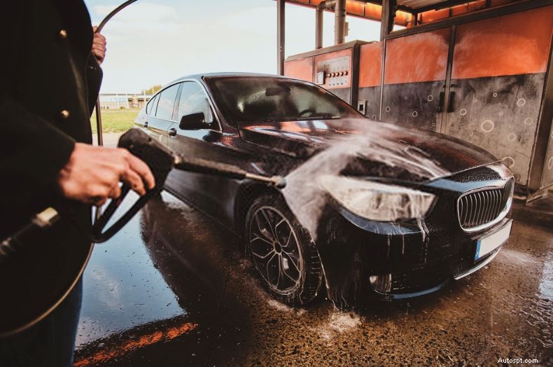 Giữ cho xe của bạn luôn sáng bóng:Hướng dẫn cần thiết để rửa và đánh bóng thường xuyên 