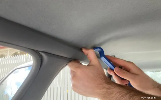 Bảo vệ nội thất ô tô của bạn:Phát hiện và sửa chữa hao mòn trần xe 