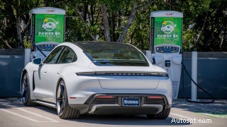 California vượt xa các trạm xăng với số lượng bộ sạc xe điện công cộng nhiều hơn gần 50% 