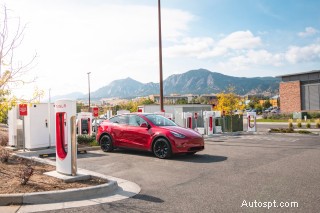 Báo cáo người tiêu dùng nhận thấy mạng sạc Tesla và Rivian có ít vấn đề hơn đáng kể so với các đối thủ cạnh tranh 
