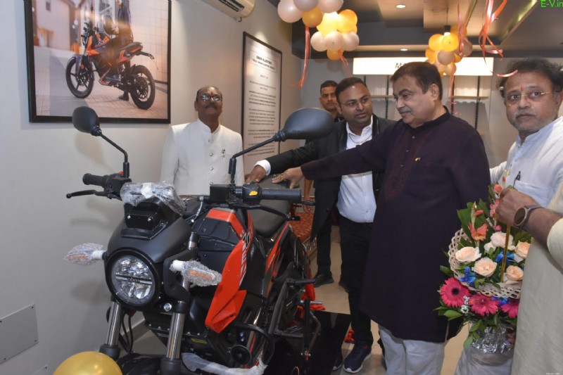 Bộ trưởng Liên minh Nitin Gadkari khai trương Phòng trưng bày thứ 75 của Oben Electric ở Nagpur 