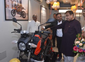 Bộ trưởng Liên minh Nitin Gadkari khai trương Phòng trưng bày thứ 75 của Oben Electric ở Nagpur 