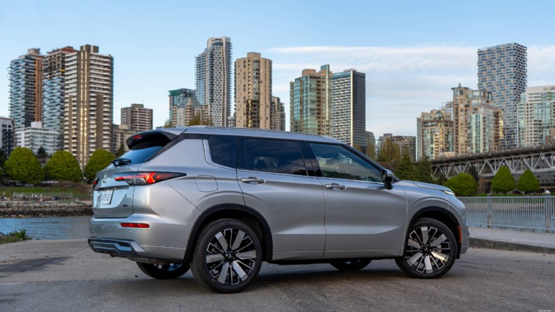 Đánh giá Mitsubishi Outlander 2026:SUV 3 hàng ghế sang trọng, thiết thực dành cho gia đình thành thị 