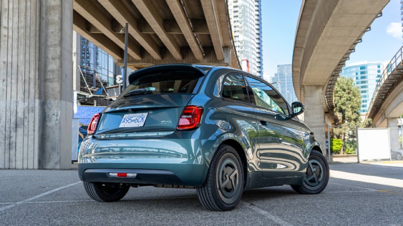 Nissan LEAF 2026 và Fiat 500e:So sánh và đánh giá xe điện chuyên nghiệp 