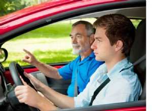 Bảo vệ tài xế tuổi teen của bạn:Mẹo bảo trì và an toàn kính ô tô cần thiết 
