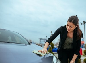 Hướng dẫn của chuyên gia:Cách làm sạch huy hiệu và biểu tượng ô tô để có lớp sơn nguyên sơ 