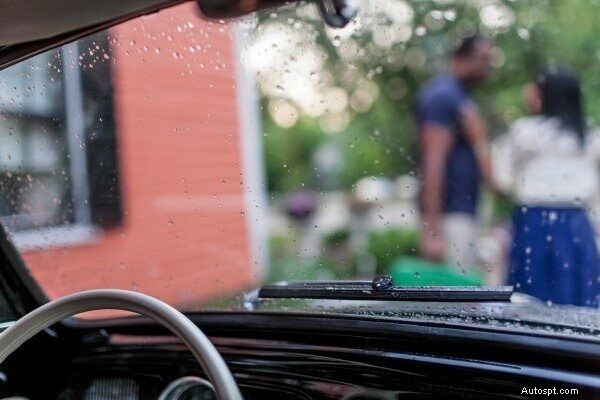 Nắm vững cách lái xe an toàn trong điều kiện trời mưa:Lời khuyên và kỹ thuật của chuyên gia 