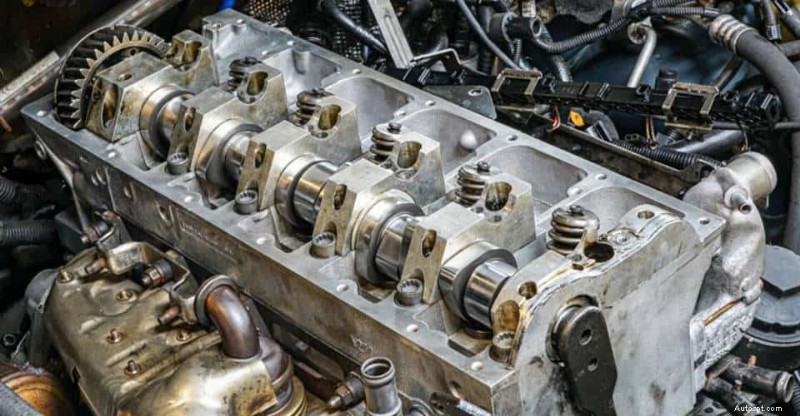 Tại sao xe của bạn rung lắc trên 60MPH (và cách khắc phục) 
