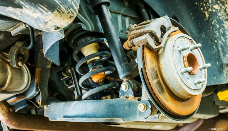 Tại sao xe của bạn rung lắc trên 60MPH (và cách khắc phục) 