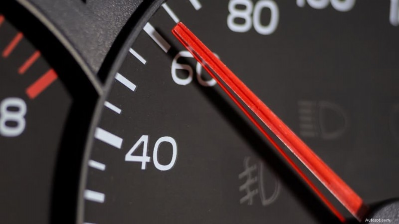 Tại sao xe của bạn rung lắc trên 60MPH (và cách khắc phục) 