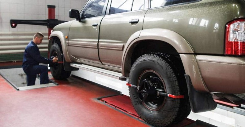 Tại sao xe của bạn rung lắc trên 60MPH (và cách khắc phục) 