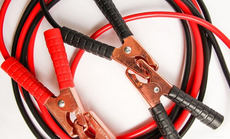 Tại sao cáp Jumper của bạn lại hút thuốc? Lời khuyên an toàn để ngăn ngừa thiệt hại 