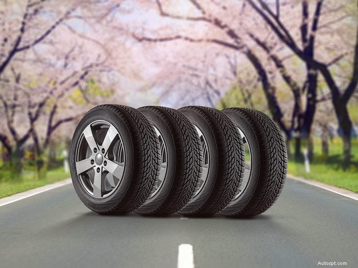 Rủi ro khi để lại lốp mùa đông trên xe sau mùa xuân 