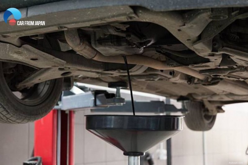 Tại sao xe của bạn bị rò rỉ dầu khi đỗ:Nguyên nhân phổ biến &Cách khắc phục nhanh 