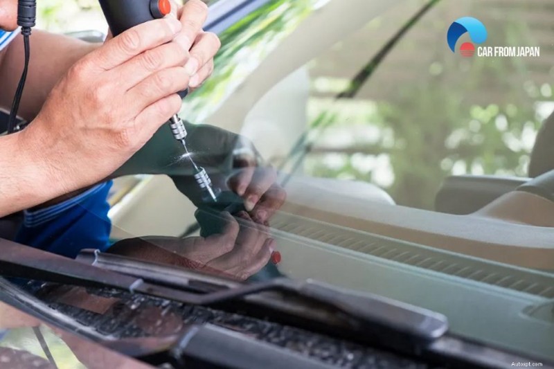 Hướng dẫn của chuyên gia về sửa chữa vết nứt kính chắn gió:Đảm bảo tuân thủ an toàn và pháp lý 