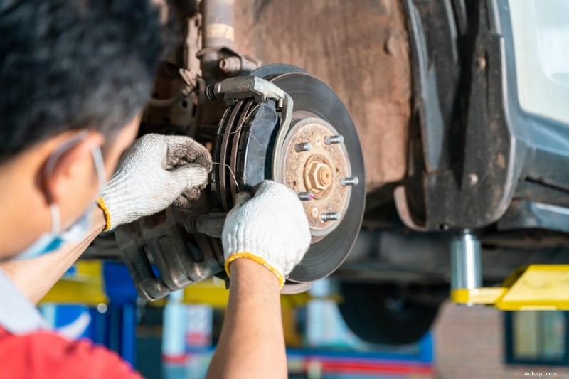 Tại sao xe của bạn bị giật khi giảm tốc độ? Nguyên nhân, chẩn đoán và cách khắc phục 