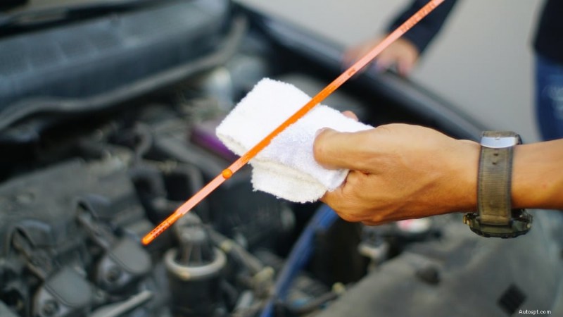 Tại sao xe của bạn kêu lạch cạch khi tăng tốc? Nguyên nhân, chẩn đoán và sửa chữa 