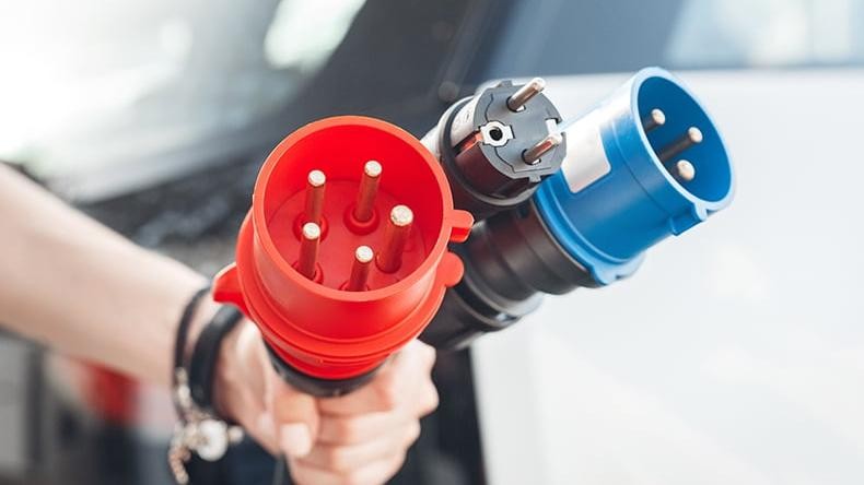 Hướng dẫn cơ bản về bộ sạc, đầu nối và tốc độ sạc EV 