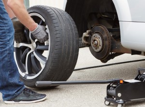 Hướng dẫn từng bước:Cách thay lốp nhanh chóng và an toàn 