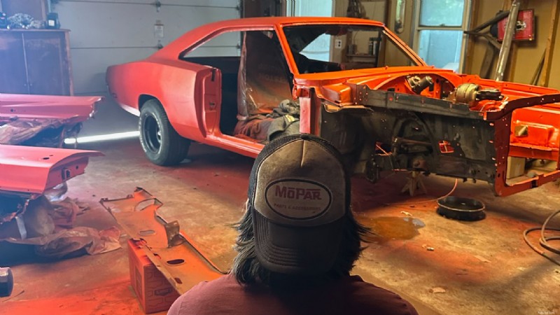 Hồi sinh một chiếc xe cổ điển:Biến đổi chiếc Dodge Charger 1969 của tôi bằng sơn công nghiệp 