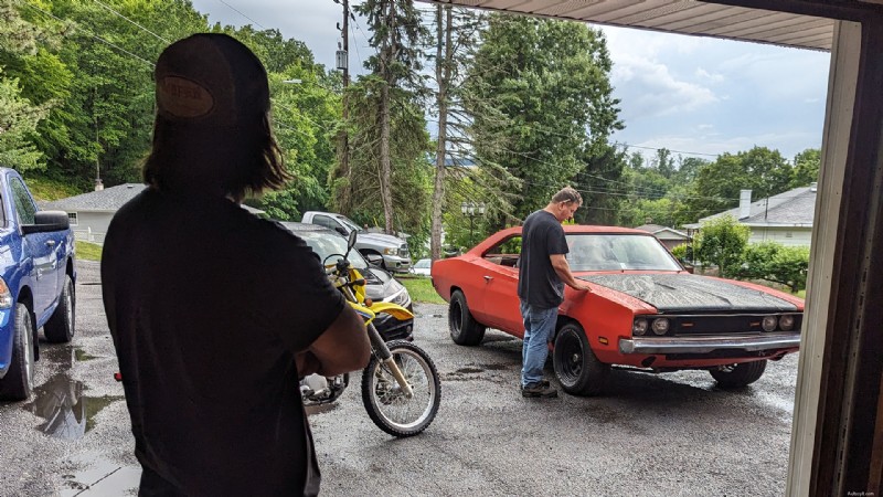 Hồi sinh một chiếc xe cổ điển:Biến đổi chiếc Dodge Charger 1969 của tôi bằng sơn công nghiệp 