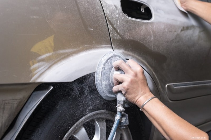 Hướng dẫn từng bước:Cắt, chà nhám, sơn lót và chọn loại sơn phù hợp để tân trang ô tô 