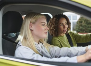 Bạn có nên xem xét các bài học lái xe bồi dưỡng? Hướng dẫn toàn diện 