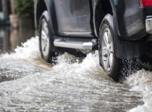 Cách phục hồi ô tô của bạn một cách an toàn sau trận mưa lũ:Các bước chuyên môn &sửa chữa 