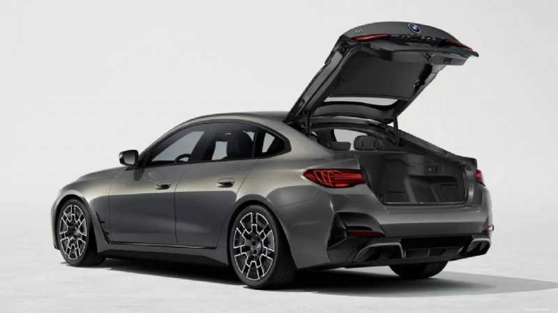Chi phí bảo trì và độ tin cậy của BMW i4:Đánh giá so sánh với các đối thủ về xăng và xe điện 
