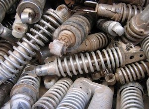 Khi nào cần thay thế giảm xóc ô tô:Dấu hiệu chính &Lợi ích về hiệu suất 