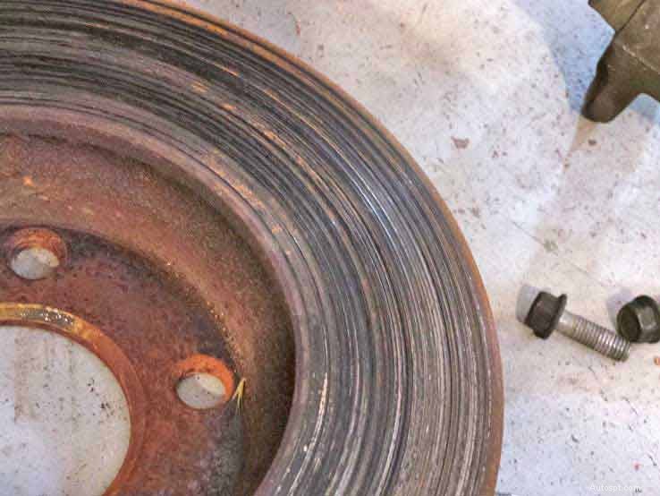 10 dấu hiệu rõ ràng xe của bạn cần dịch vụ phanh ngay lập tức 